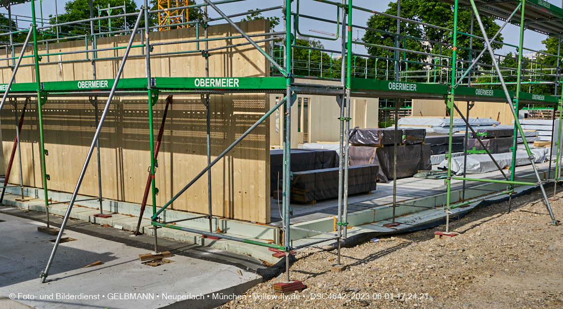 01.06.2023 - Neue Holzwände für das Haus für Kinder in Neuperlach in München